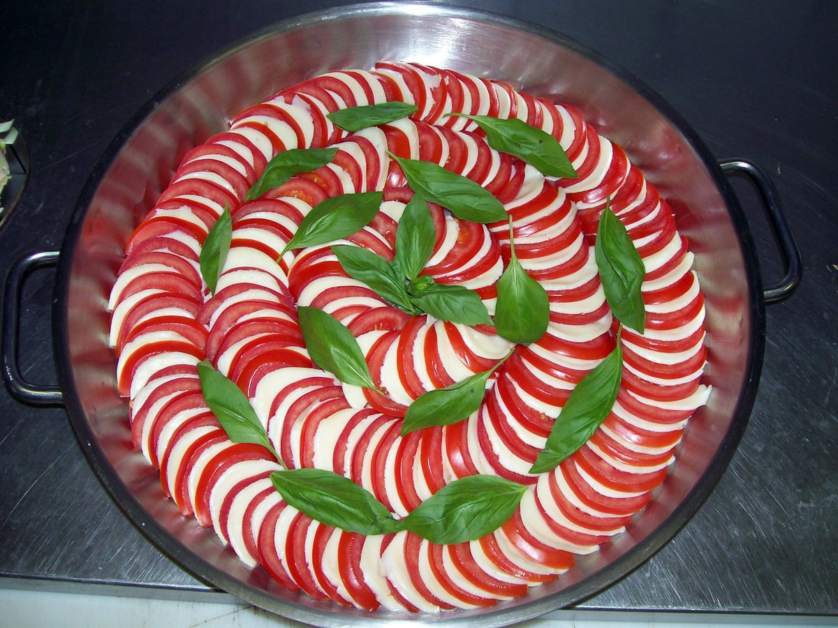 Kaltes Buffet: Tomate-Mozzarella-Platte mit Basilikum