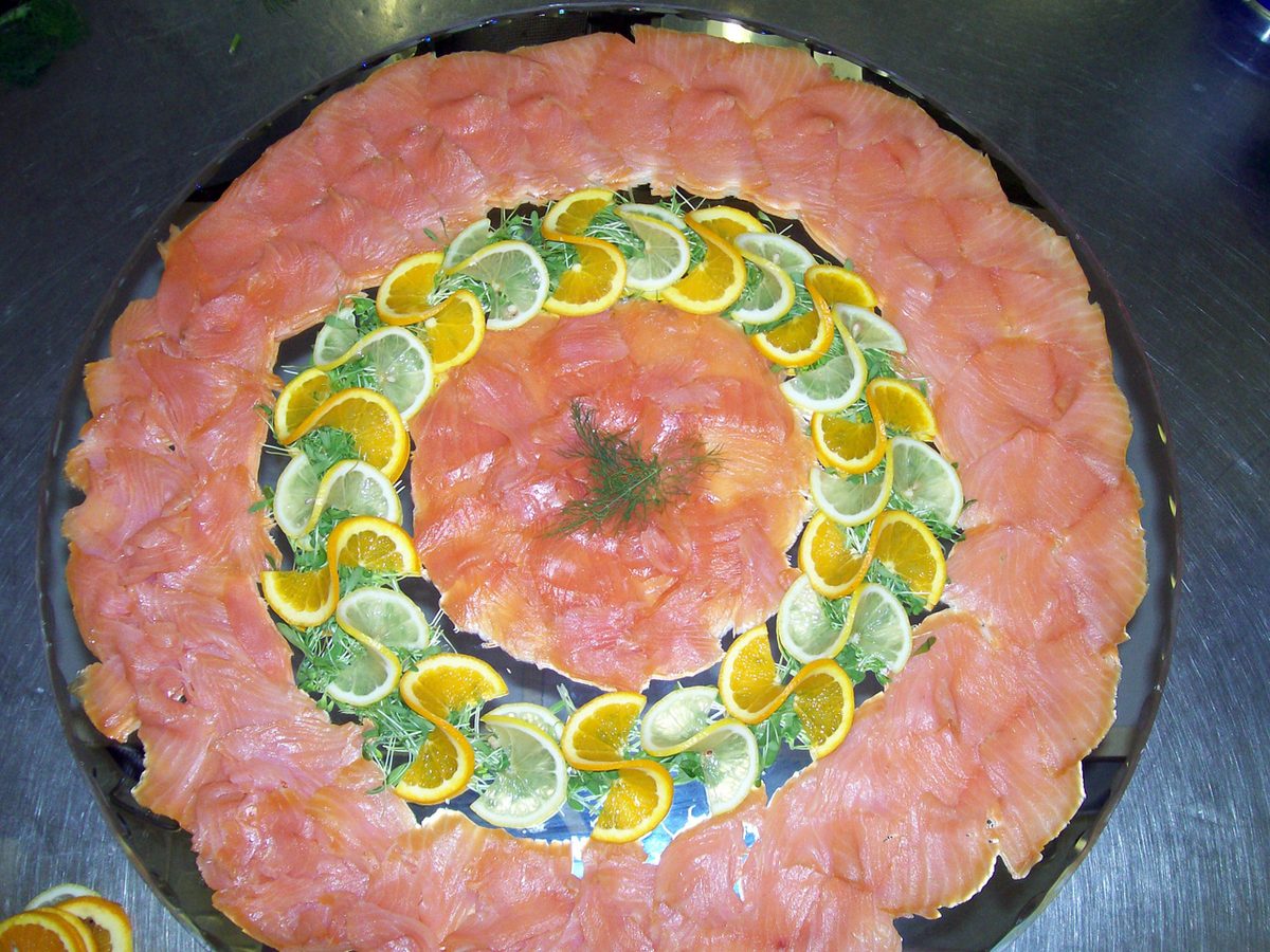 Kaltes Buffet: Lachsplatte mit Zitrone und Dill